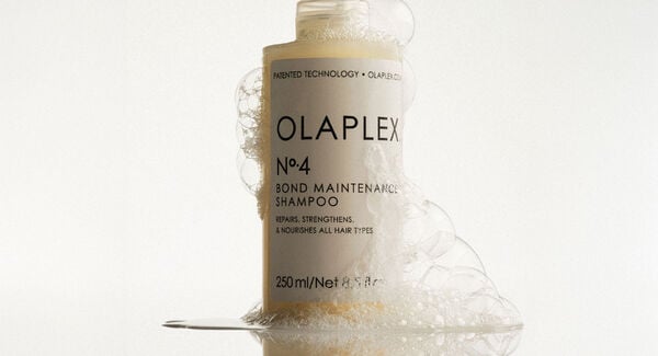 Hoe gebruik je OLAPLEX No4 Bond Maintenance™ Shampoo