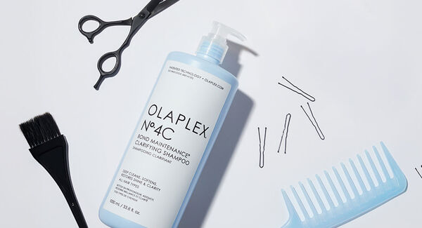 De OLAPLEX Nº.4C Bond Maintenance™ Clarifying Shampoo gebruiken