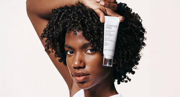 Hoe gebruik je OLAPLEX No.0 Intensive Bond? Opbouwende behandeling