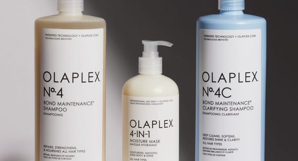 De OLAPLEX Nº.4C Bond Maintenance™ Clarifying Shampoo gebruiken