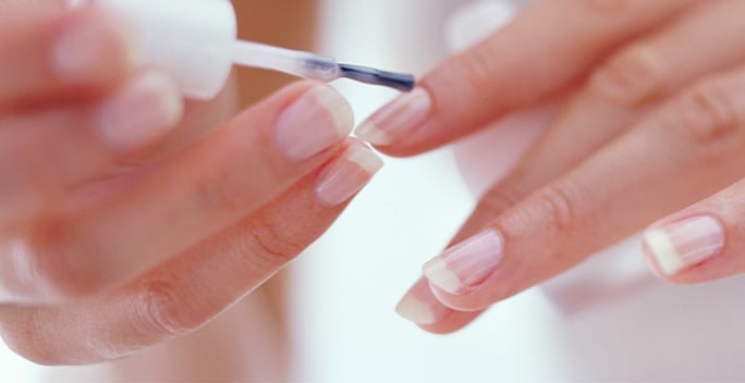 Hoe herstel je een DIY-nagelfout met wat salonexpertise?