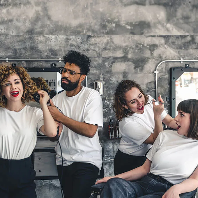 In een salon werken